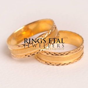 22 karats gold wedding bands triangular design edges and center brush