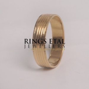 Tuls wedding band in 18 karats gold with milgrain edge